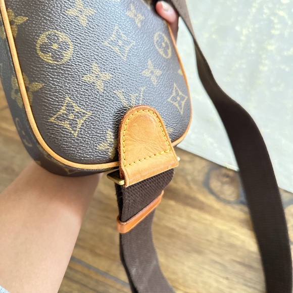 Louis Vuitton Gange Monogram Crossbody - Picture 13 of 16